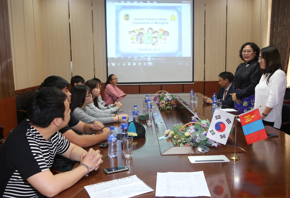 Сүхбаатар дүүрэгт Сөүл хотын Жонгно дүүргийн хүүхдүүд зочилж байна